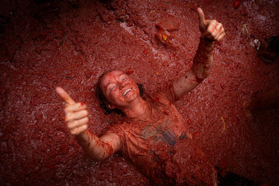 Zeci de mii de oameni din întreaga lume s-au bătut cu roșii în Spania. Imagini spectaculoase de la celebrul festival La Tomatina 2025 1002370