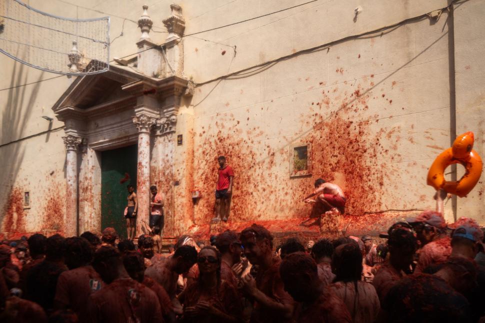 Zeci de mii de oameni din întreaga lume s-au bătut cu roșii în Spania. Imagini spectaculoase de la celebrul festival La Tomatina 2025 1002372