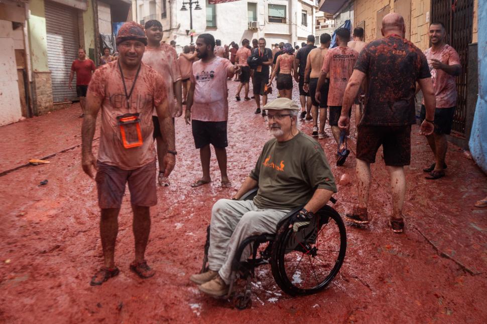 Zeci de mii de oameni din întreaga lume s-au bătut cu roșii în Spania. Imagini spectaculoase de la celebrul festival La Tomatina 2025 1002373
