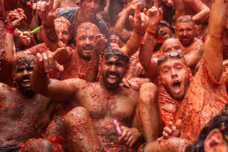 Zeci de mii de oameni din întreaga lume s-au bătut cu roșii în Spania. Imagini spectaculoase de la celebrul festival La Tomatina 2025 1002375