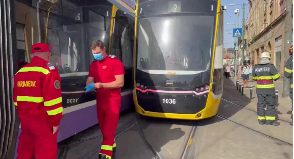 Două tramvaie s-au ciocnit la Timișoara. Geamurile vehiculelor s-au spart și cel puțin trei persoane au fost rănite 1002670