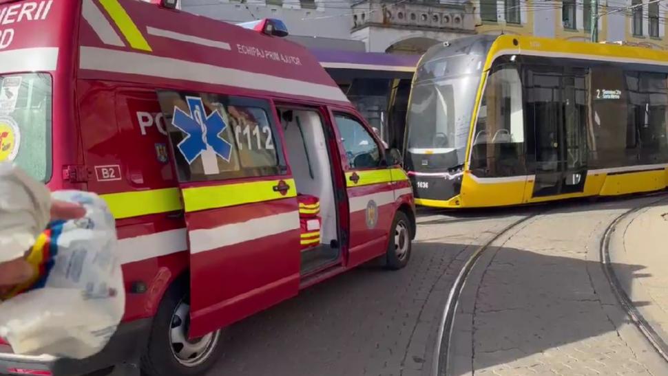Două tramvaie s-au ciocnit la Timișoara. Geamurile vehiculelor s-au spart și cel puțin trei persoane au fost rănite 1002671