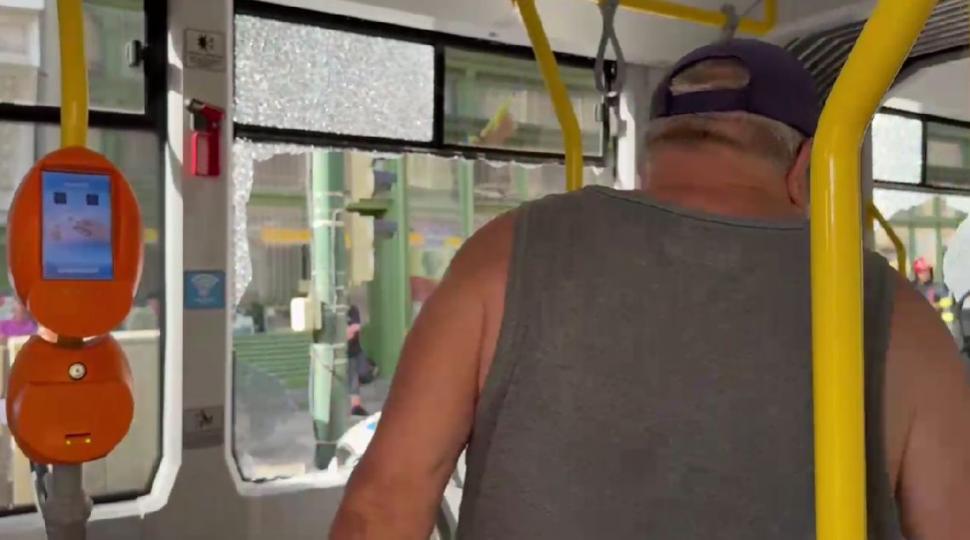 Două tramvaie s-au ciocnit la Timișoara. Geamurile vehiculelor s-au spart și cel puțin trei persoane au fost rănite 1002672