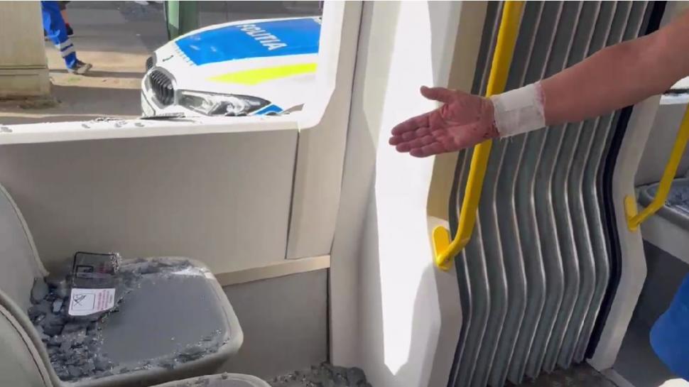 Două tramvaie s-au ciocnit la Timișoara. Geamurile vehiculelor s-au spart și cel puțin trei persoane au fost rănite 1002673