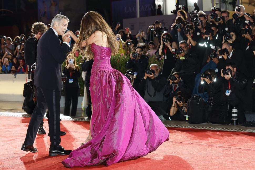 George Clooney a ignorat sfatul medicilor și s-a dus la  Festivalul de la Veneția. Cum a apărut alături de soția lui, Amal 1002642