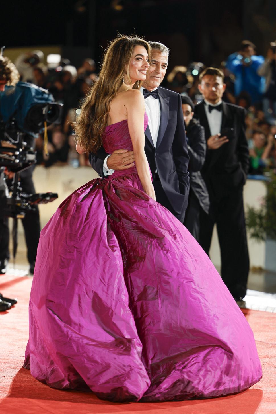 George Clooney a ignorat sfatul medicilor și s-a dus la  Festivalul de la Veneția. Cum a apărut alături de soția lui, Amal 1002644