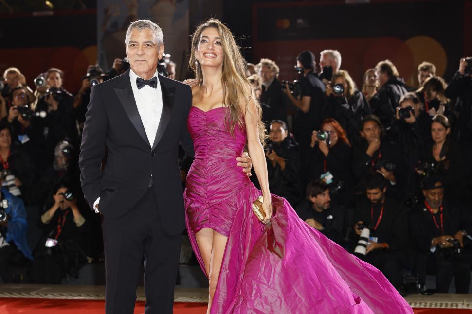 George Clooney a ignorat sfatul medicilor și s-a dus la  Festivalul de la Veneția. Cum a apărut alături de soția lui, Amal 1002649