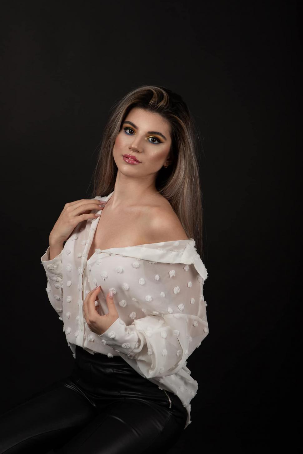 Ministrul Educației are o consilieră care a fost fotomodel. Cine este Isabel-Diana Leucuţa 1002792