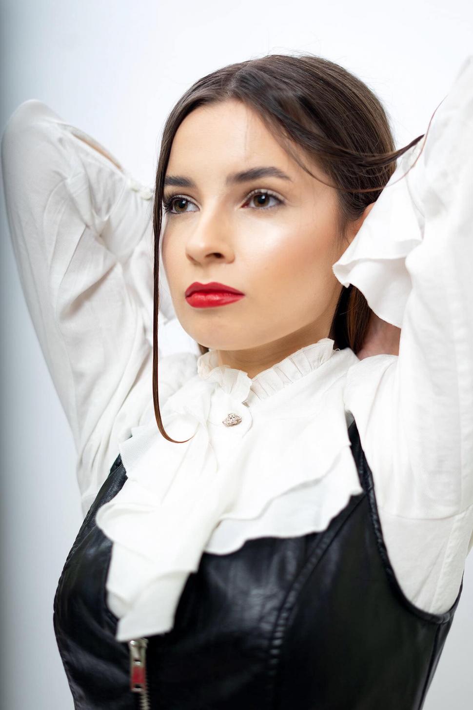 Ministrul Educației are o consilieră care a fost fotomodel. Cine este Isabel-Diana Leucuţa 1002793