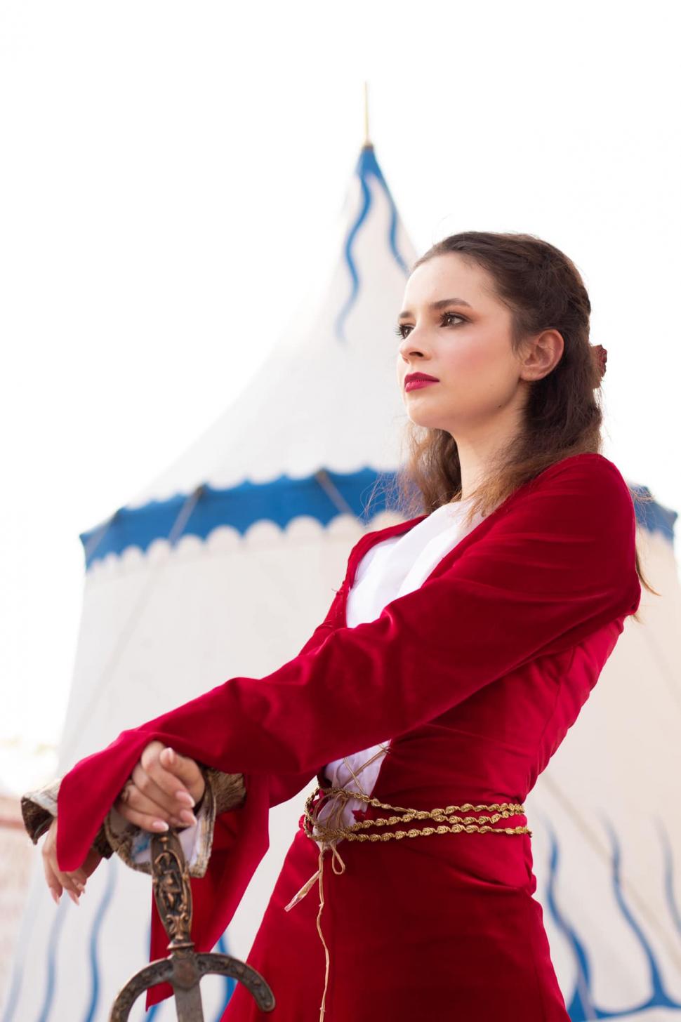 Ministrul Educației are o consilieră care a fost fotomodel. Cine este Isabel-Diana Leucuţa 1002798