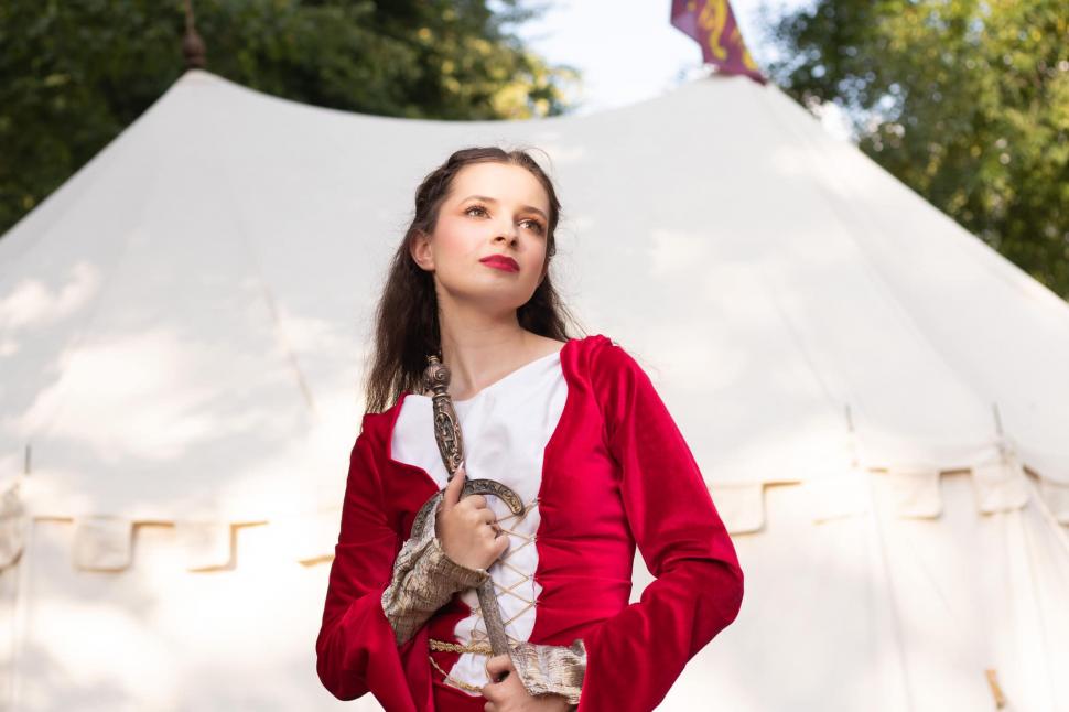 Ministrul Educației are o consilieră care a fost fotomodel. Cine este Isabel-Diana Leucuţa 1002800