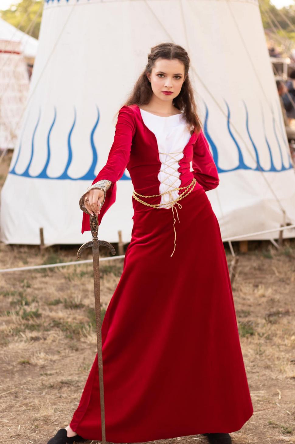 Ministrul Educației are o consilieră care a fost fotomodel. Cine este Isabel-Diana Leucuţa 1002801