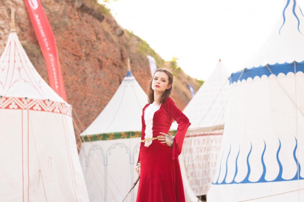 Ministrul Educației are o consilieră care a fost fotomodel. Cine este Isabel-Diana Leucuţa 1002802