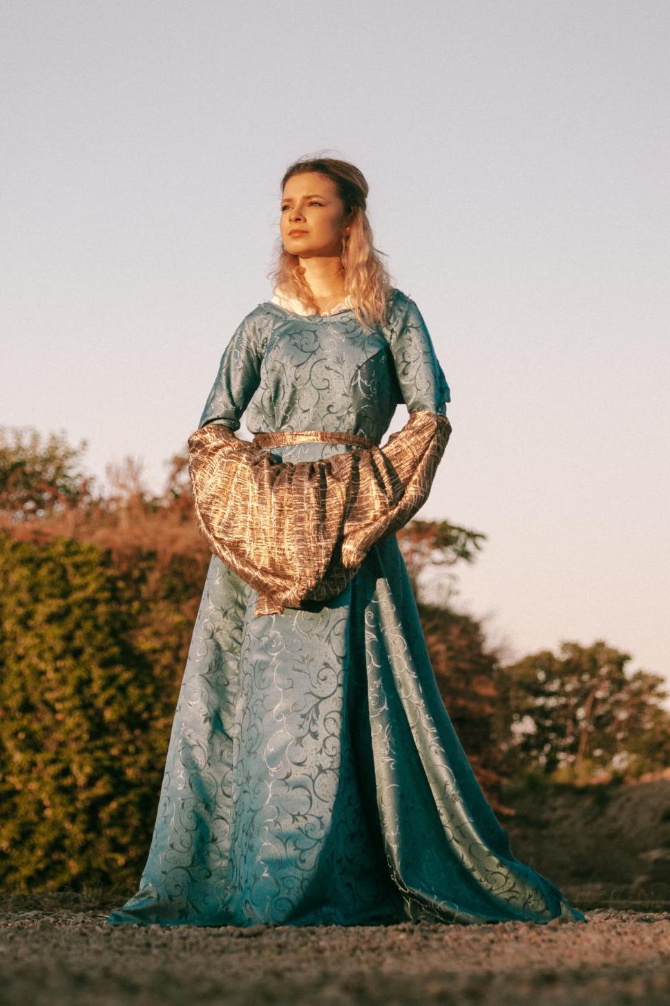 Ministrul Educației are o consilieră care a fost fotomodel. Cine este Isabel-Diana Leucuţa 1002807