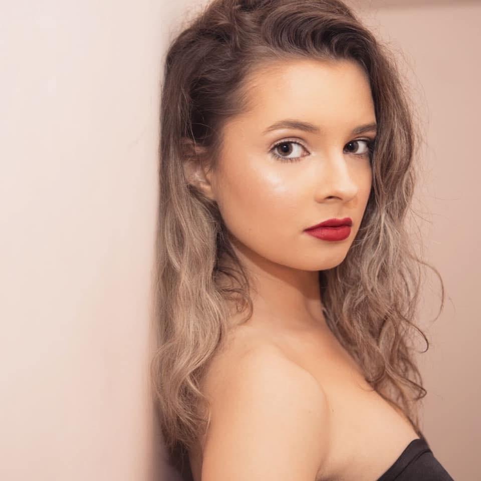 Ministrul Educației are o consilieră care a fost fotomodel. Cine este Isabel-Diana Leucuţa 1002826