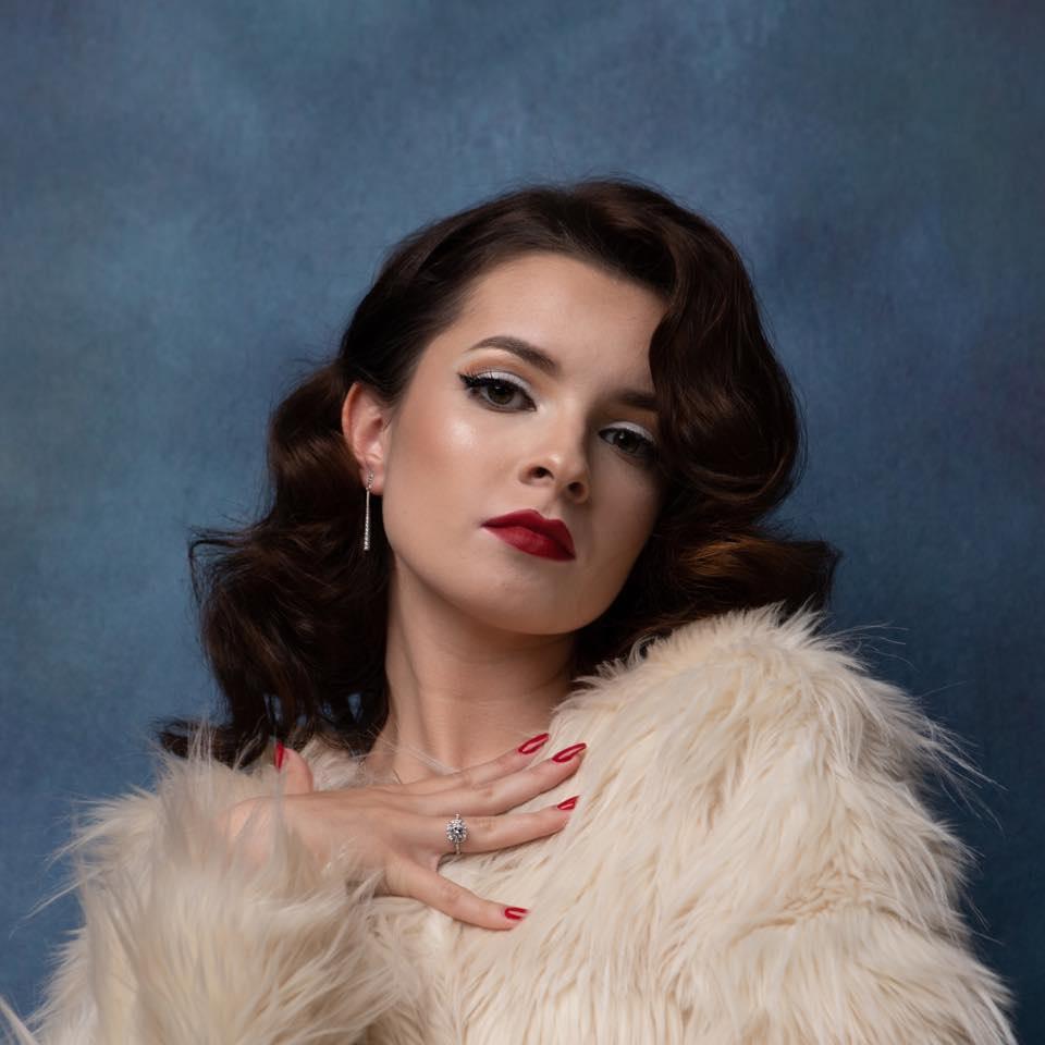 Ministrul Educației are o consilieră care a fost fotomodel. Cine este Isabel-Diana Leucuţa 1002830