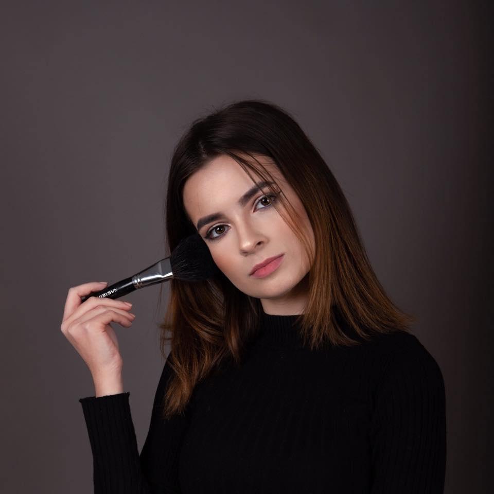 Ministrul Educației are o consilieră care a fost fotomodel. Cine este Isabel-Diana Leucuţa 1002831