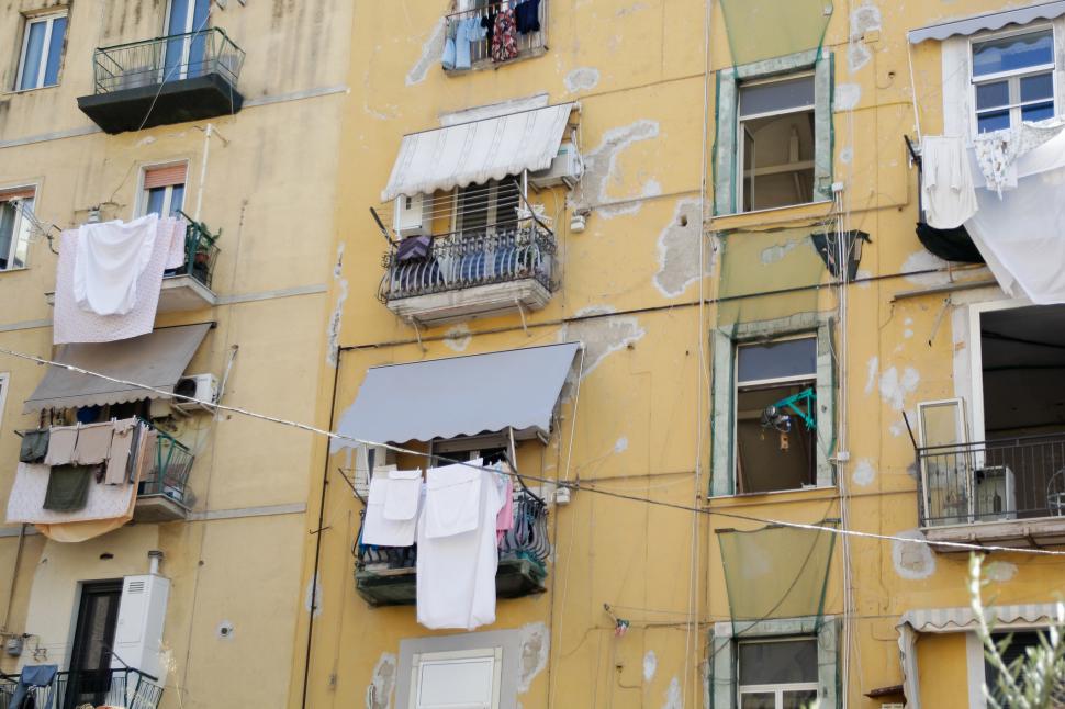 ”Napoli e mort”. Localnicii nu mai au loc în propriile cartiere, totul e un mall în aer liber, centrul a devenit ”o friteuză” 1002690