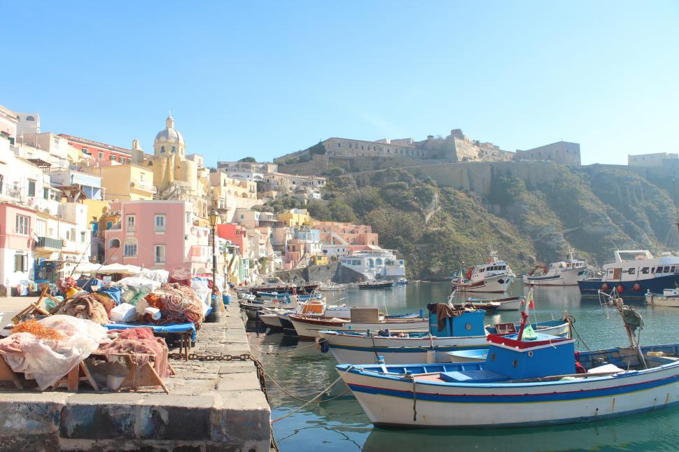 ”Napoli e mort”. Localnicii nu mai au loc în propriile cartiere, totul e un mall în aer liber, centrul a devenit ”o friteuză” 1002692