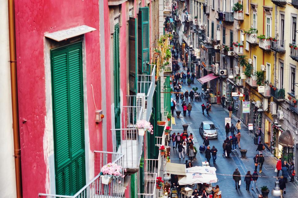 ”Napoli e mort”. Localnicii nu mai au loc în propriile cartiere, totul e un mall în aer liber, centrul a devenit ”o friteuză” 1002694