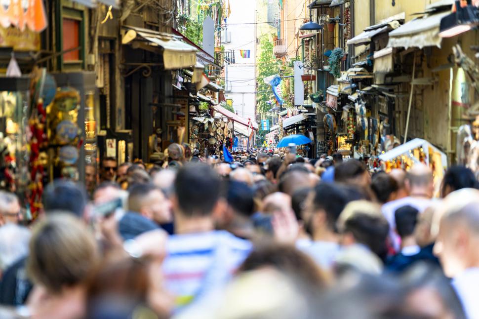 ”Napoli e mort”. Localnicii nu mai au loc în propriile cartiere, totul e un mall în aer liber, centrul a devenit ”o friteuză” 1002696