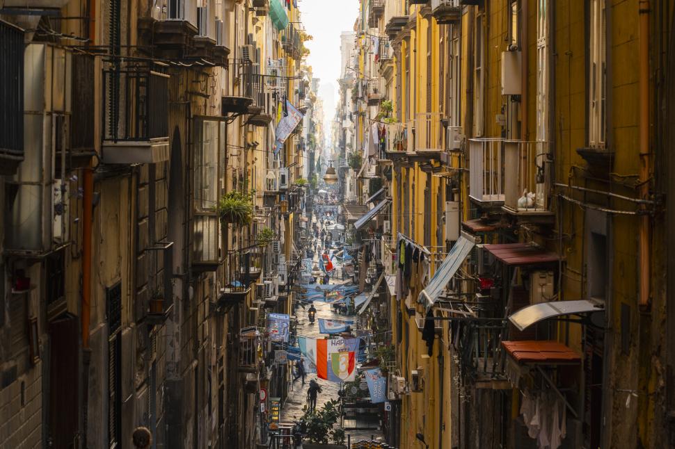 ”Napoli e mort”. Localnicii nu mai au loc în propriile cartiere, totul e un mall în aer liber, centrul a devenit ”o friteuză” 1002709