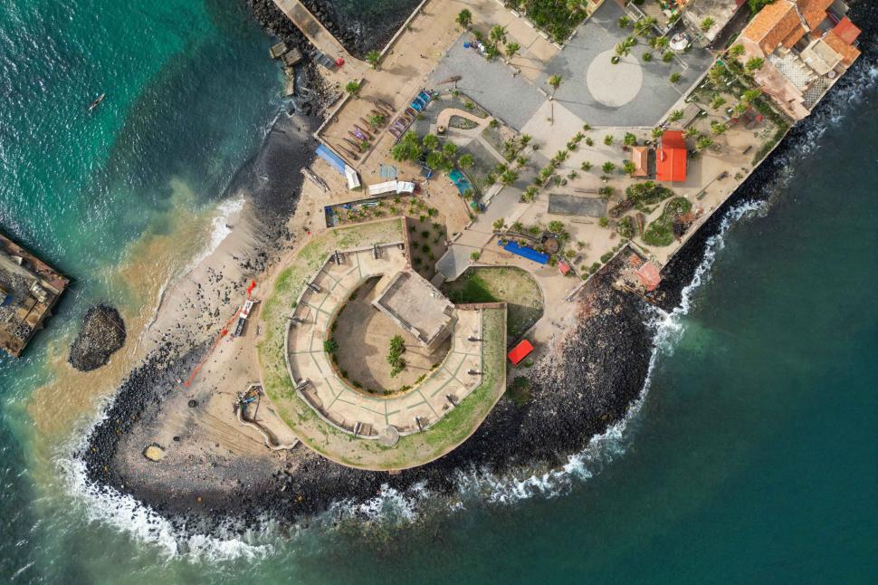 Goree ascunde una dintre cele mai rușinoase povești din istoria omenirii: Pe această insulă superbă se află „Poarta fără întoarcere” 1001549