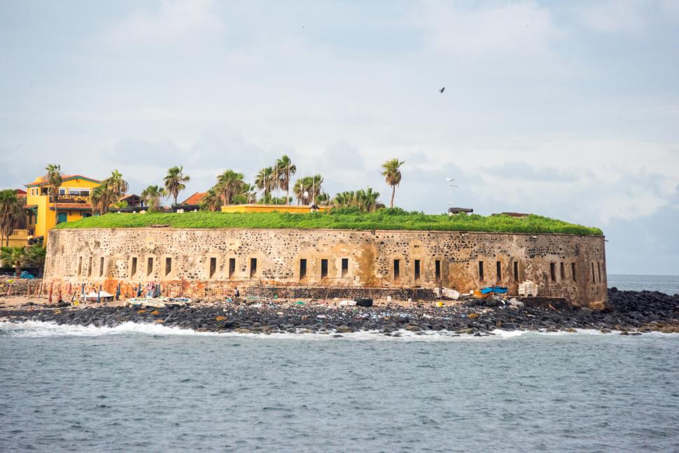 Goree ascunde una dintre cele mai rușinoase povești din istoria omenirii: Pe această insulă superbă se află „Poarta fără întoarcere” 1001553