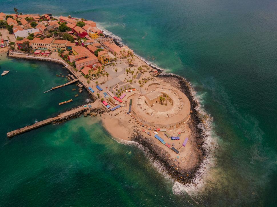 Goree ascunde una dintre cele mai rușinoase povești din istoria omenirii: Pe această insulă superbă se află „Poarta fără întoarcere” 1001554