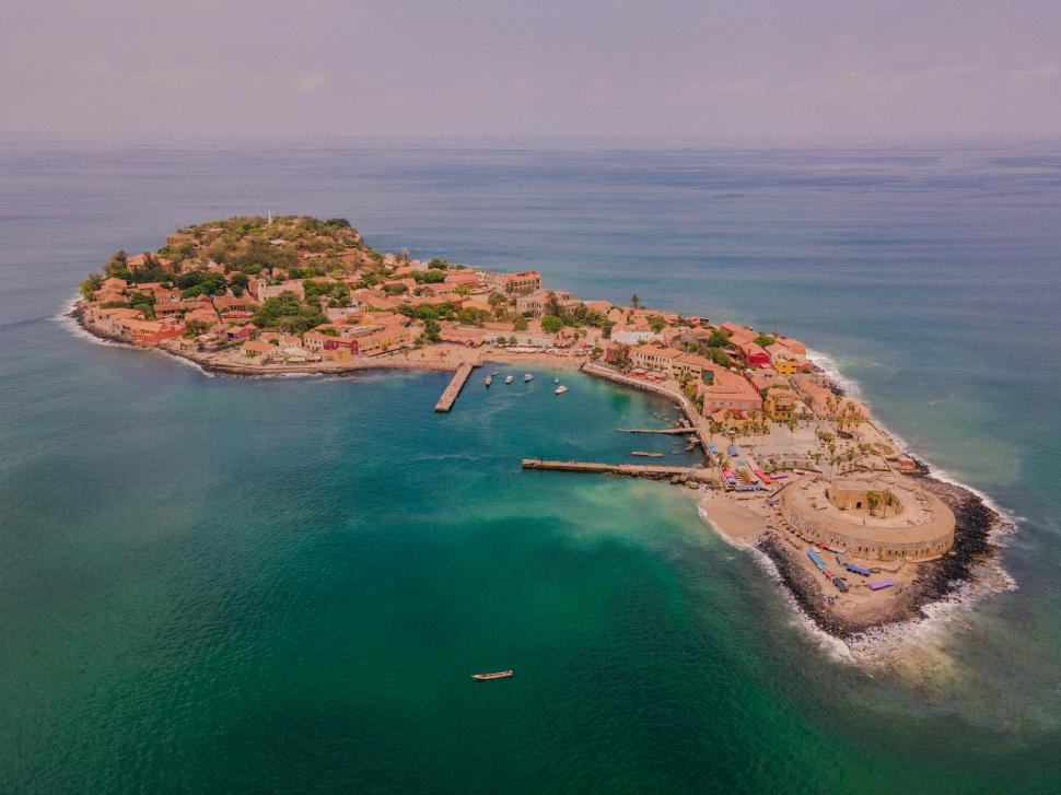 Goree ascunde una dintre cele mai rușinoase povești din istoria omenirii: Pe această insulă superbă se află „Poarta fără întoarcere” 1001555