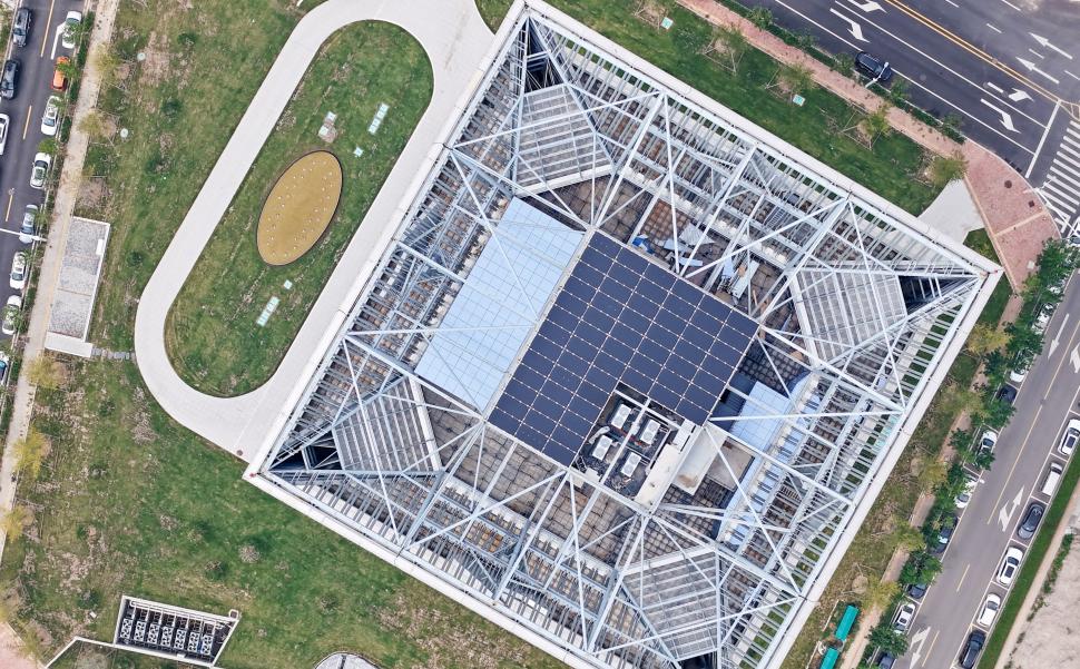 Prima clădire ultra zero-carbon din lume a fost inaugurată. Cum arată ecosistemul inteligent cu 23 de etaje și fațade solare 1002098