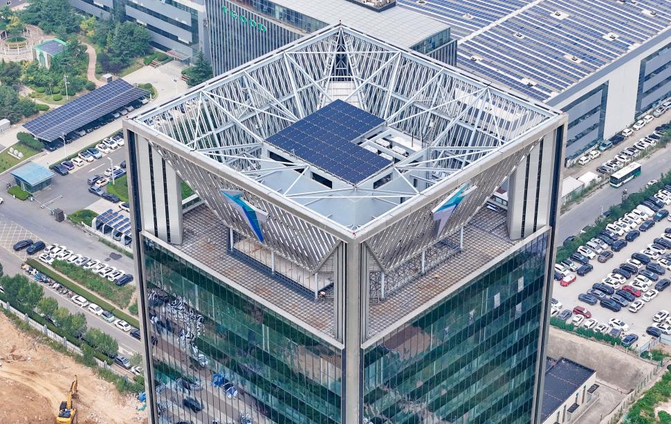 Prima clădire ultra zero-carbon din lume a fost inaugurată. Cum arată ecosistemul inteligent cu 23 de etaje și fațade solare 1002100