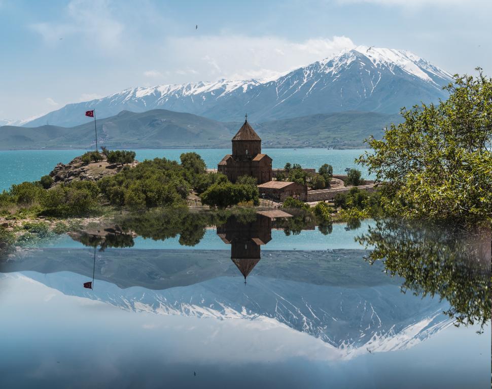 Cel mai mare lac alcalin din lume, considerat o bijuterie naturală unică: Van nu îngheață iarna, deși este la peste 1.640 m înălțime 1002215