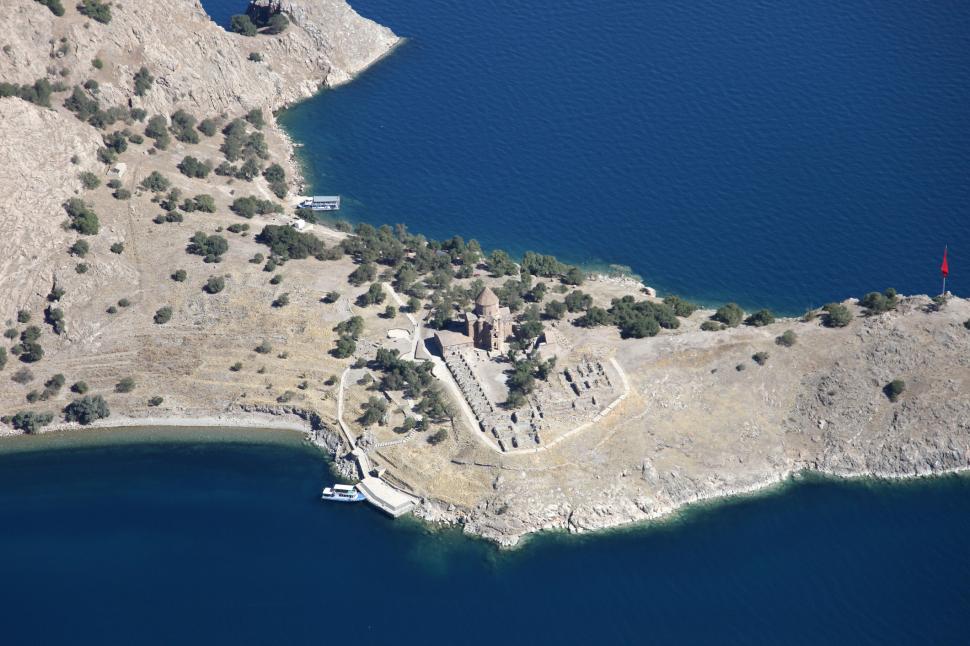 Cel mai mare lac alcalin din lume, considerat o bijuterie naturală unică: Van nu îngheață iarna, deși este la peste 1.640 m înălțime 1002216