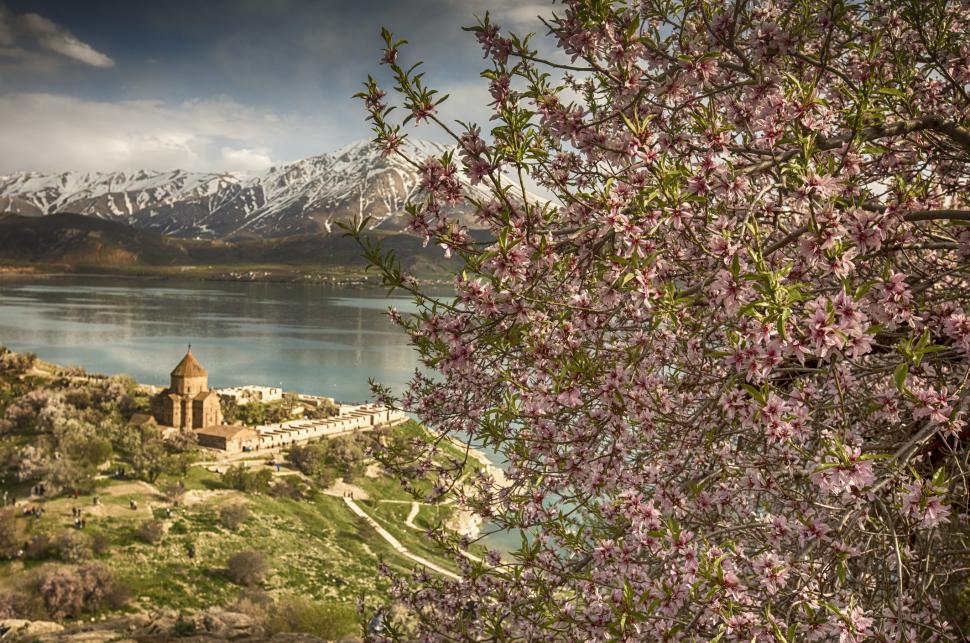 Cel mai mare lac alcalin din lume, considerat o bijuterie naturală unică: Van nu îngheață iarna, deși este la peste 1.640 m înălțime 1002219