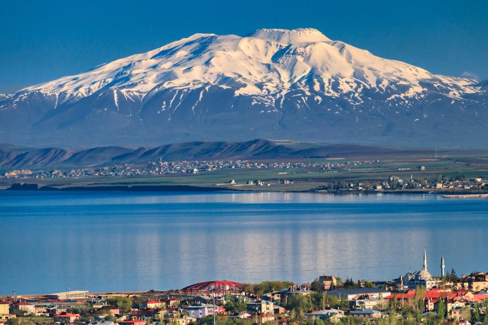 Cel mai mare lac alcalin din lume, considerat o bijuterie naturală unică: Van nu îngheață iarna, deși este la peste 1.640 m înălțime 1002221