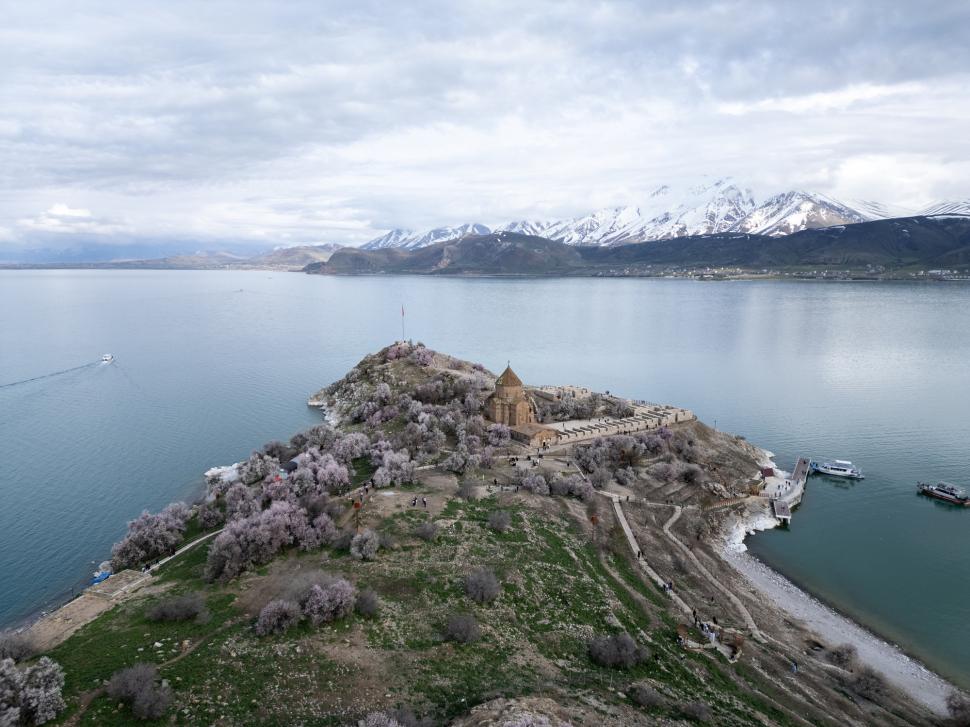Cel mai mare lac alcalin din lume, considerat o bijuterie naturală unică: Van nu îngheață iarna, deși este la peste 1.640 m înălțime 1002223