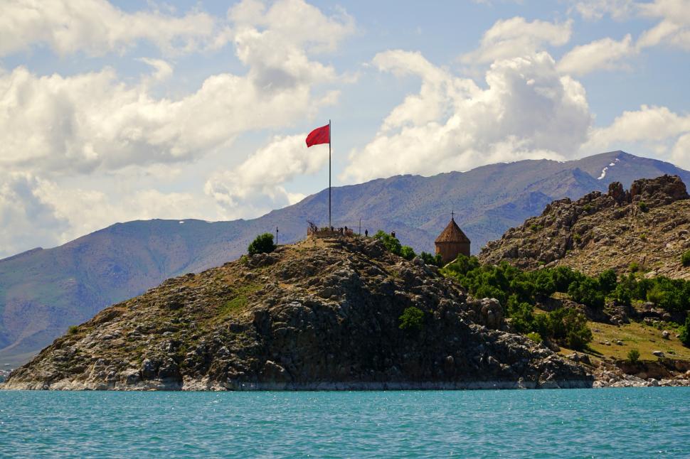 Cel mai mare lac alcalin din lume, considerat o bijuterie naturală unică: Van nu îngheață iarna, deși este la peste 1.640 m înălțime 1002224