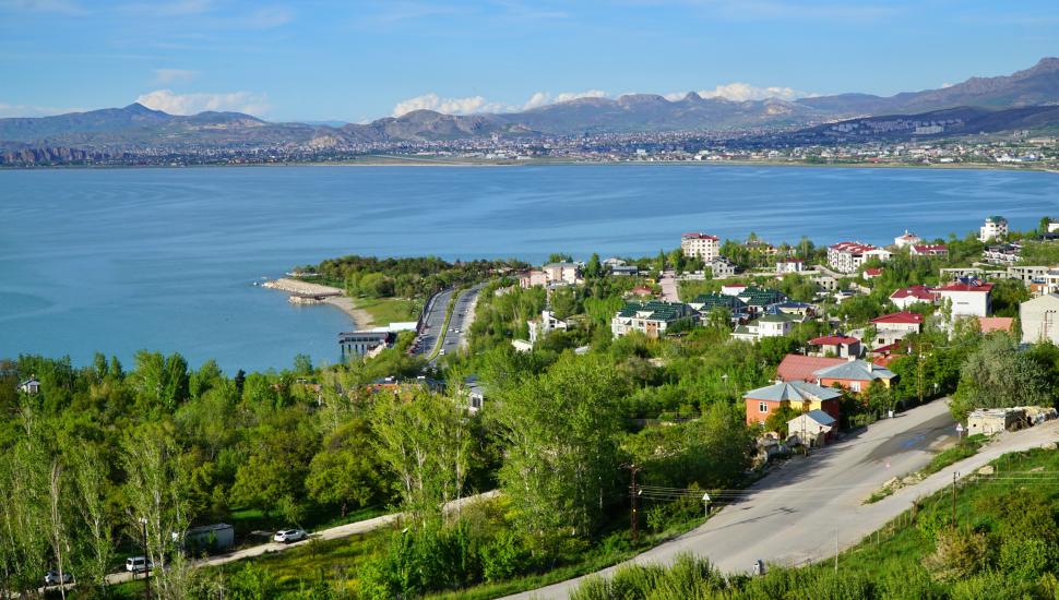 Cel mai mare lac alcalin din lume, considerat o bijuterie naturală unică: Van nu îngheață iarna, deși este la peste 1.640 m înălțime 1002226