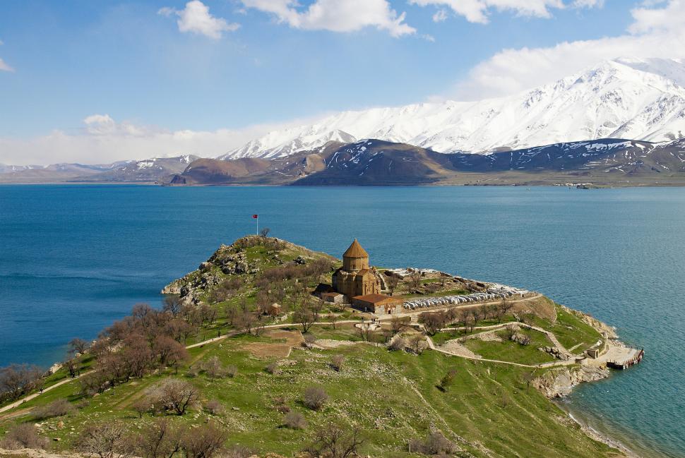 Cel mai mare lac alcalin din lume, considerat o bijuterie naturală unică: Van nu îngheață iarna, deși este la peste 1.640 m înălțime 1002228