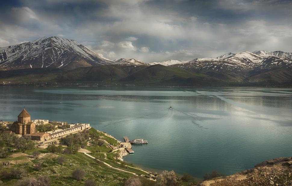 Cel mai mare lac alcalin din lume, considerat o bijuterie naturală unică: Van nu îngheață iarna, deși este la peste 1.640 m înălțime 1002229