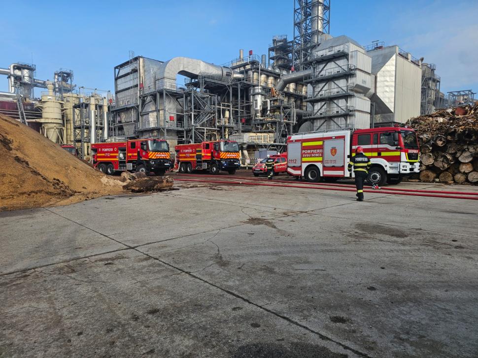 Explozie urmată de incendiu la fabrica de pal Kronospan din Sebeș. Patru oameni sunt răniți 1003169