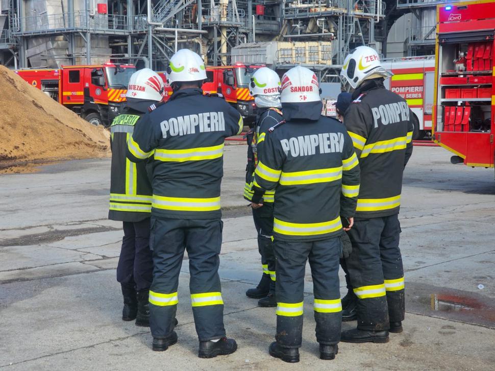 Explozie urmată de incendiu la fabrica de pal Kronospan din Sebeș. Patru oameni sunt răniți 1003171
