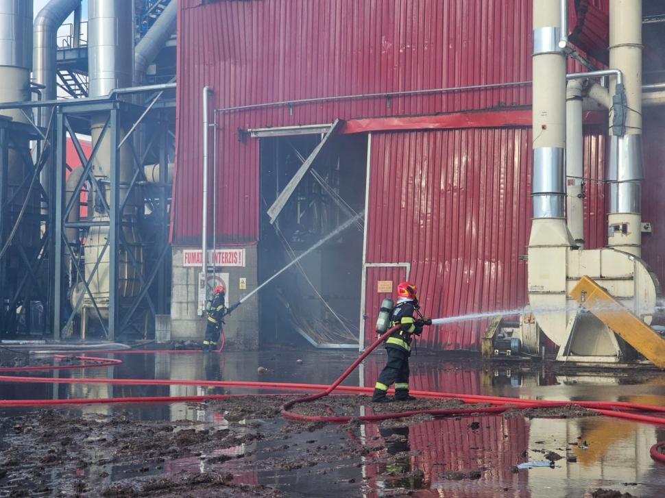 Explozie urmată de incendiu la fabrica de pal Kronospan din Sebeș. Patru oameni sunt răniți 1003173