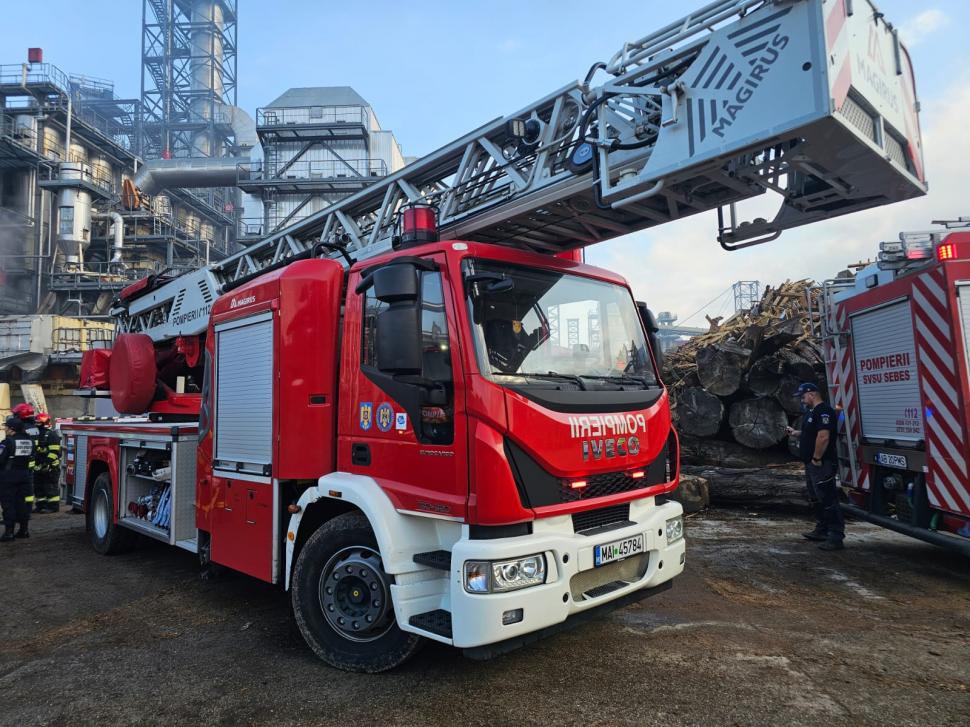 Explozie urmată de incendiu la fabrica de pal Kronospan din Sebeș. Patru oameni sunt răniți 1003174