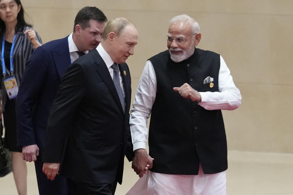 Imagini spectaculoase cu Vladimir Putin și Narendra Modi ținându-se de mână la summitul din China 1003416
