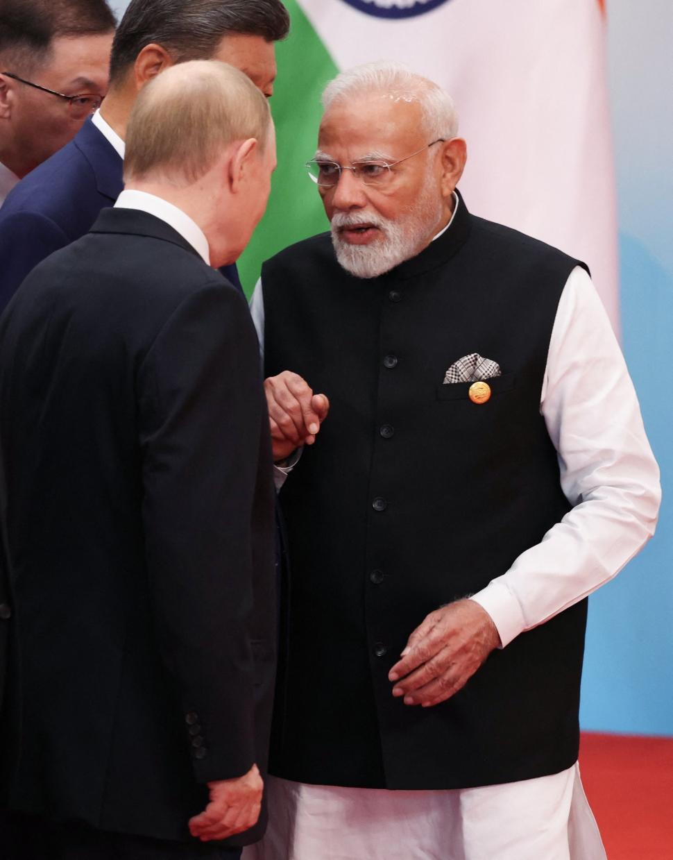 Imagini spectaculoase cu Vladimir Putin și Narendra Modi ținându-se de mână la summitul din China 1003417