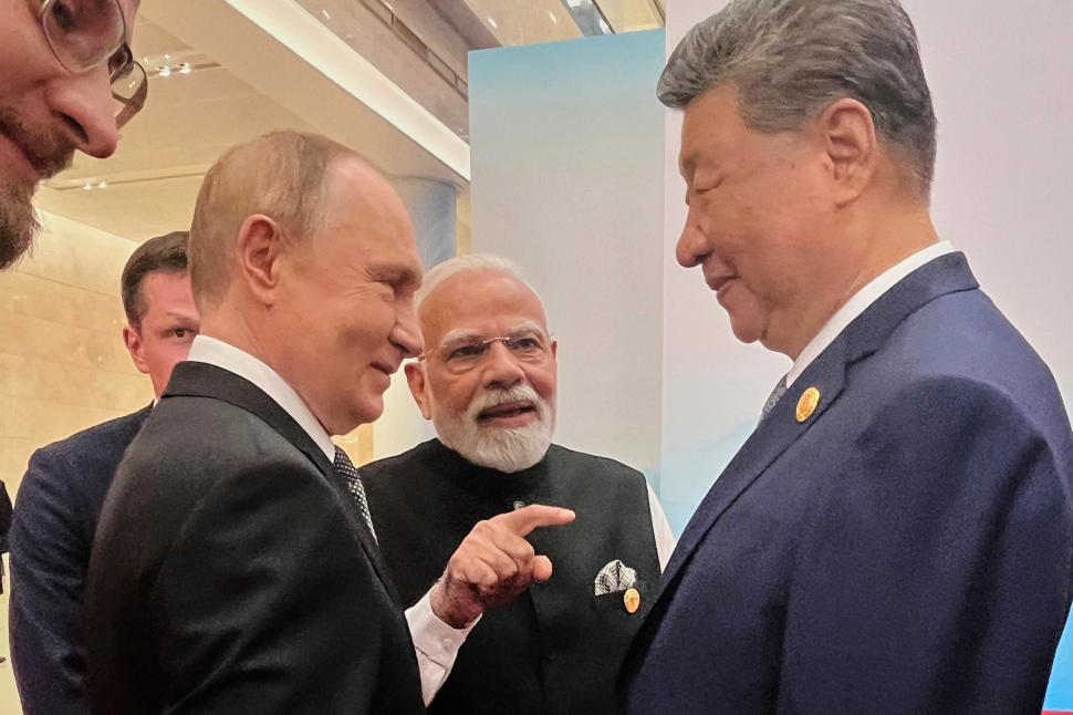 Imagini spectaculoase cu Vladimir Putin și Narendra Modi ținându-se de mână la summitul din China 1003419