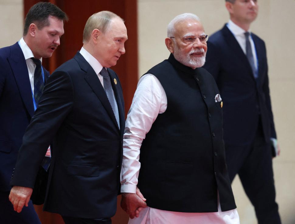 Imagini spectaculoase cu Vladimir Putin și Narendra Modi ținându-se de mână la summitul din China 1003421