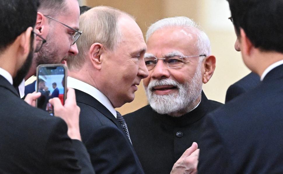 Imagini spectaculoase cu Vladimir Putin și Narendra Modi ținându-se de mână la summitul din China 1003432